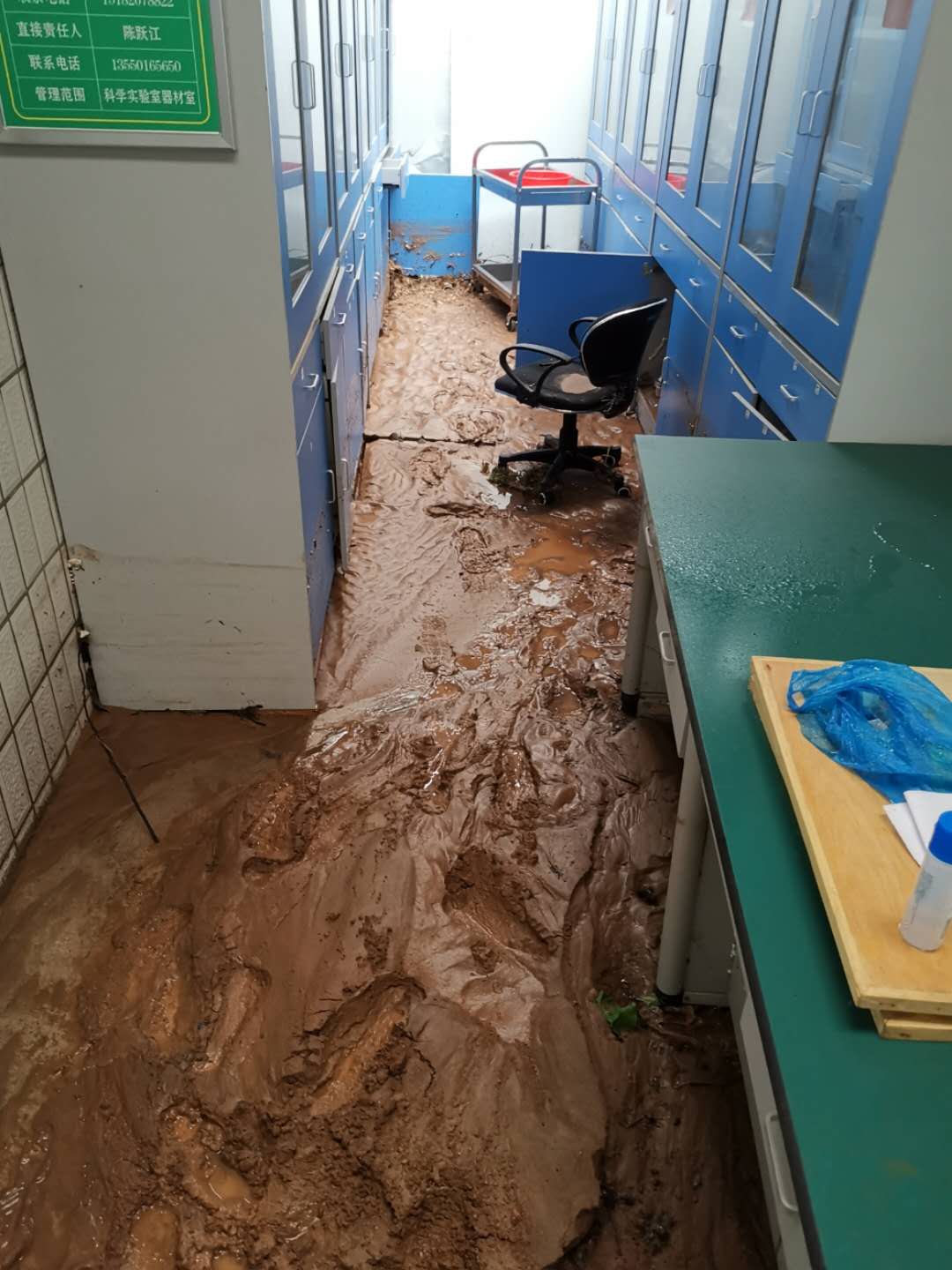 被洪水侵袭的碧溪小学实验室.jpg