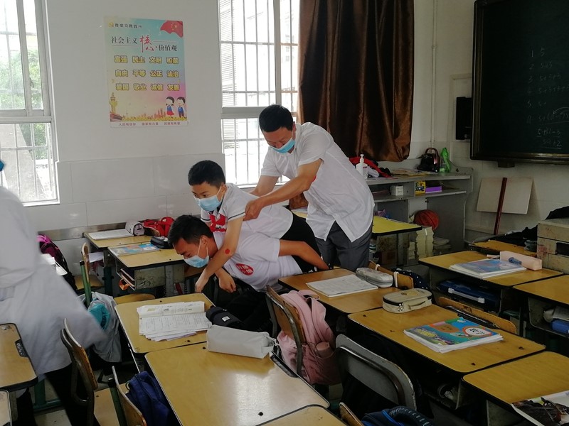 桑枣镇卫生园迅速抵达学校开展模拟救援1.jpg