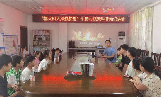 jimeng-2025-08-03-5940-消除这张图桌面上的纸屑、矿泉水瓶等